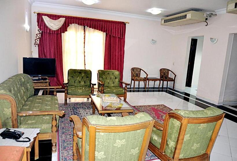 سوئیت با چشم‌انداز رودخانه, Minya Compound Of The Armed Forces