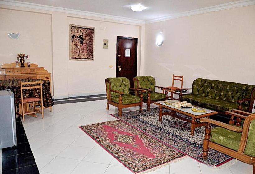 سوئیت با چشمانداز رودخانه, Minya Compound Of The Armed Forces