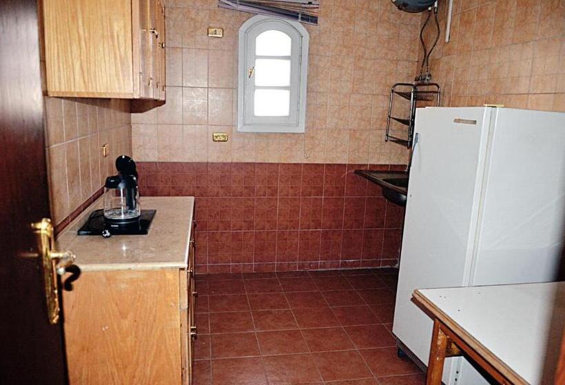 سوئیت با چشمانداز رودخانه, Minya Compound Of The Armed Forces