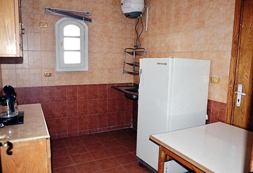 سوئیت با چشمانداز رودخانه, Minya Compound Of The Armed Forces