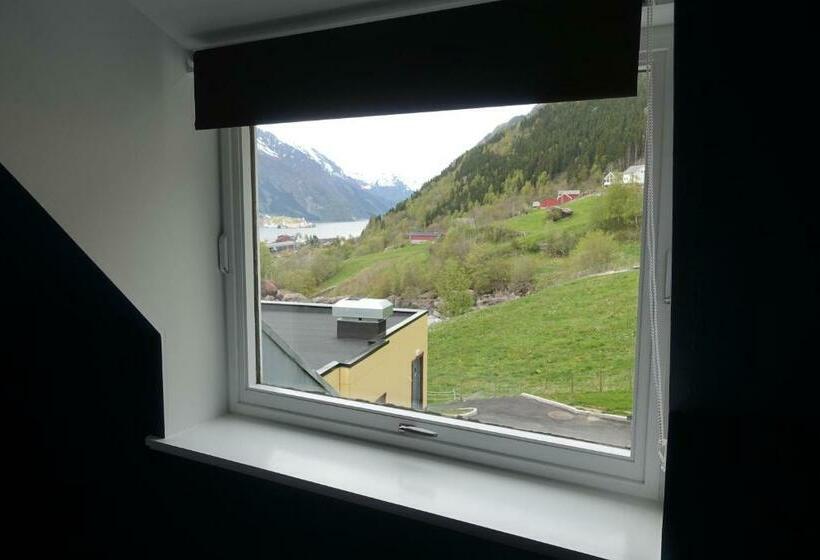 스탠다드 룸 공동 욕실, Trolltunga