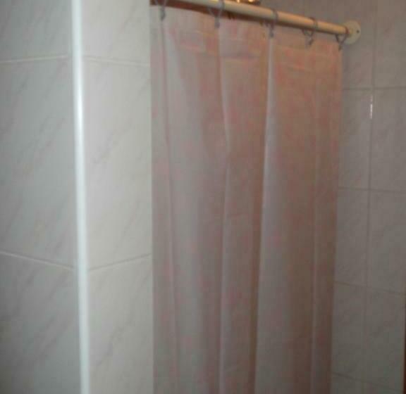 اتاق استاندارد, Turnė