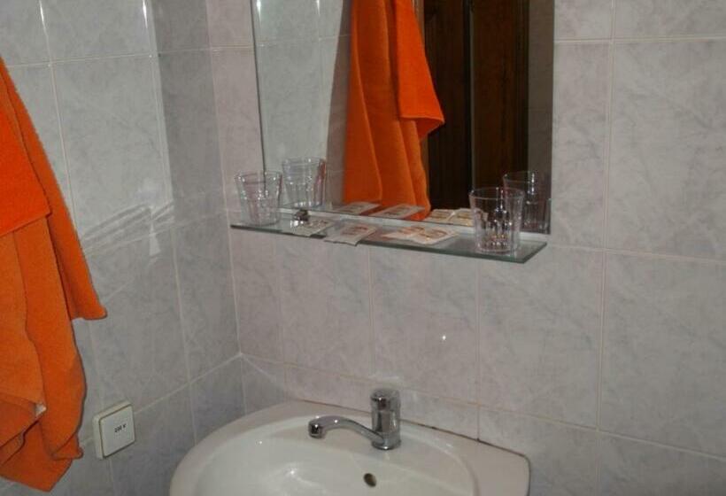 اتاق استاندارد, Turnė