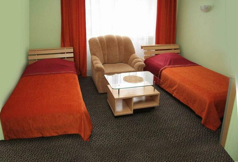 اتاق استاندارد, Turnė