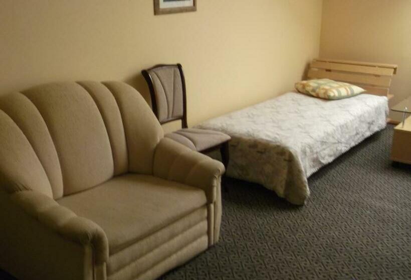 اتاق استاندارد سه نفره, Turnė