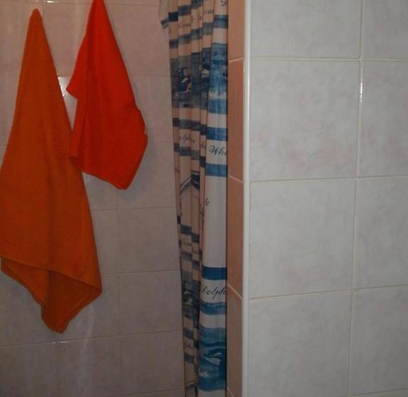 اتاق استاندارد سه نفره, Turnė