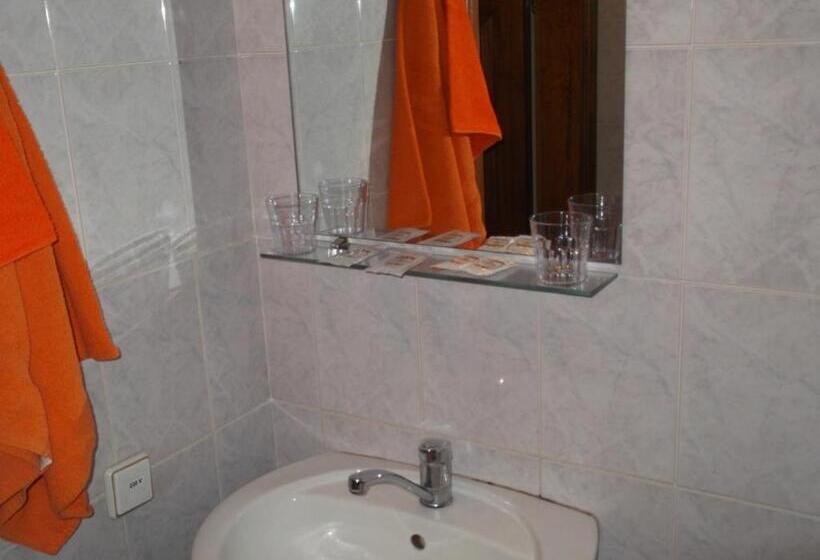 اتاق استاندارد سه نفره, Turnė