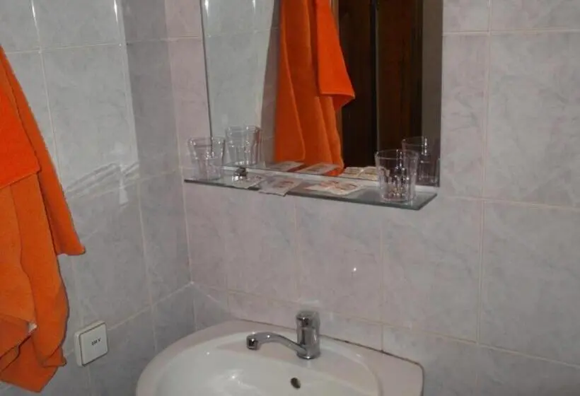 اتاق استاندارد سه نفره, Turnė