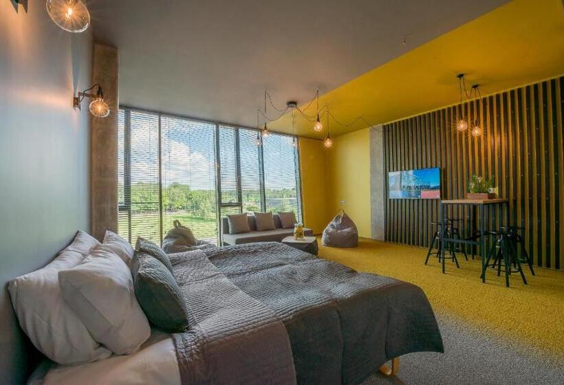 اتاق لوکس خانوادگی, Urbihop