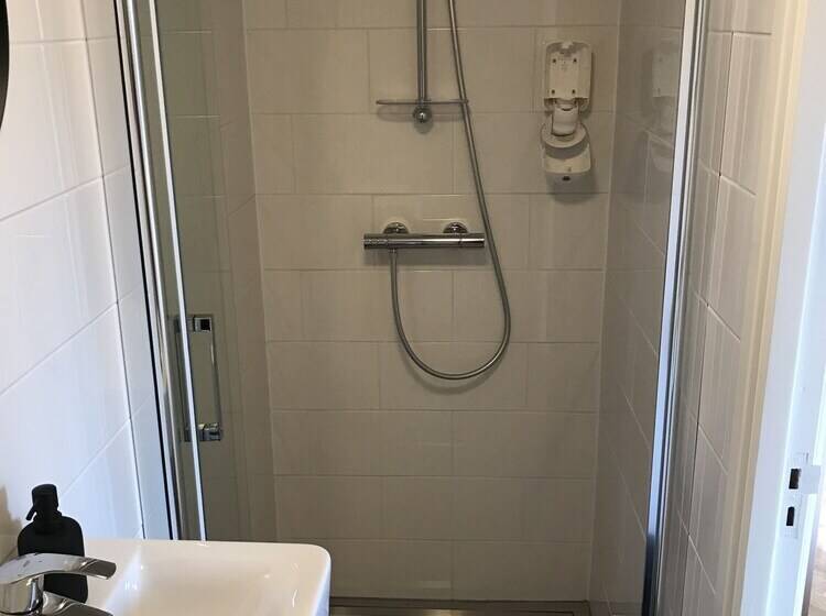 اتاق استاندارد سه نفره, Van Dyk