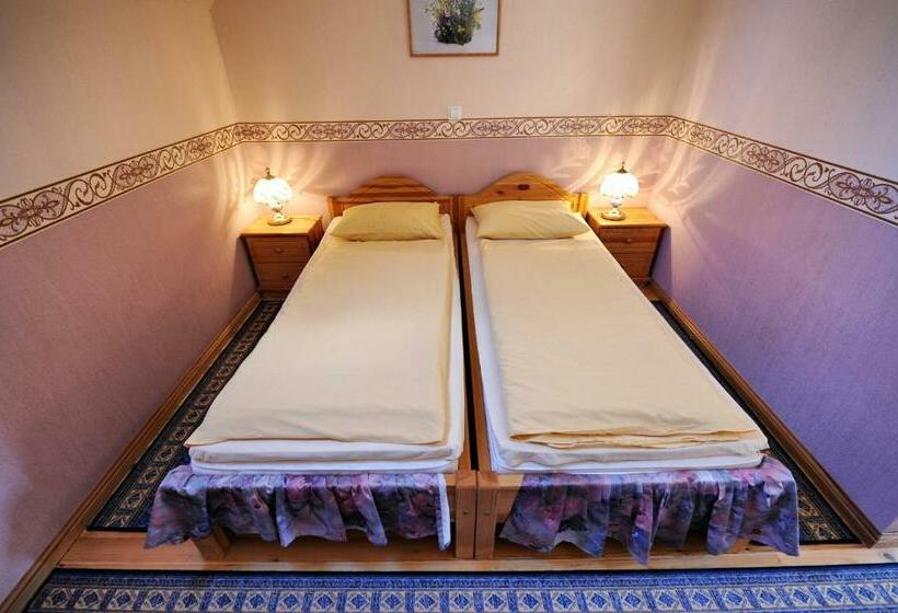 اتاق استاندارد سه تخته با بالکن, Villa Johanna Guesthouse