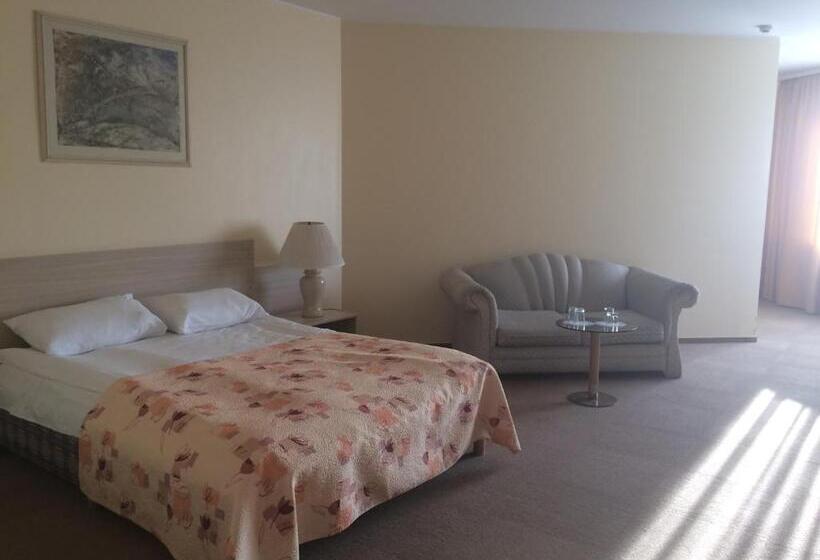 سوییت خانوادگی, Motel Paradise