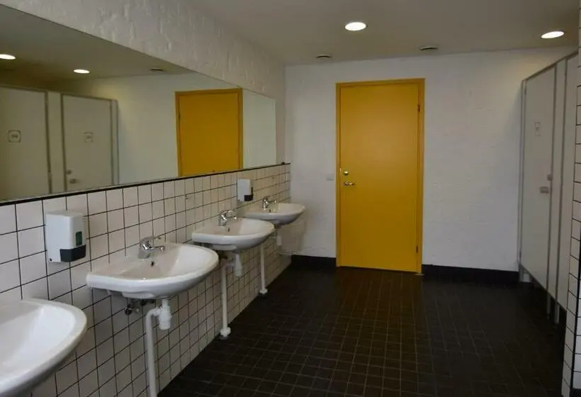 اتاق استاندارد سه تخته با سرویس بهداشتی مشترک, Saare Automatic Hostel