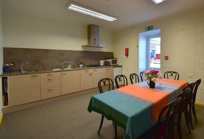 اتاق استاندارد با سرویس بهداشتی مشترک, Saare Automatic Hostel