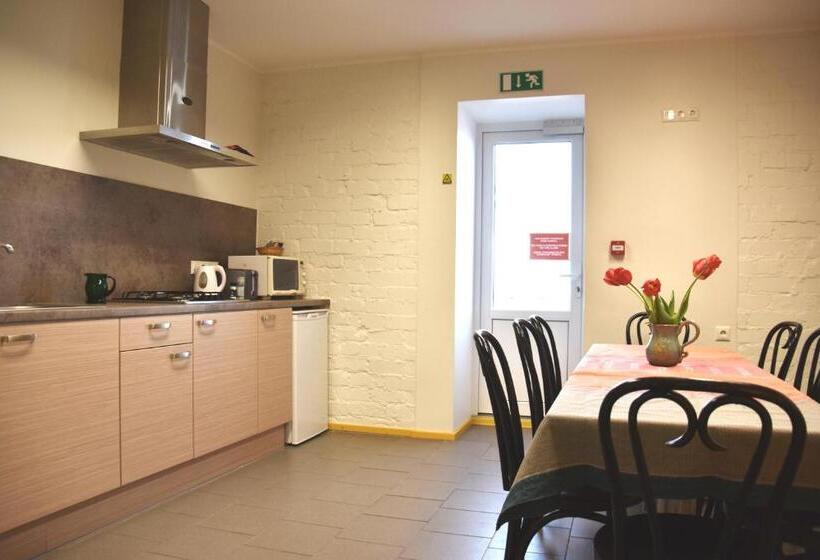 اتاق استاندارد سه تخته با سرویس بهداشتی مشترک, Saare Automatic Hostel