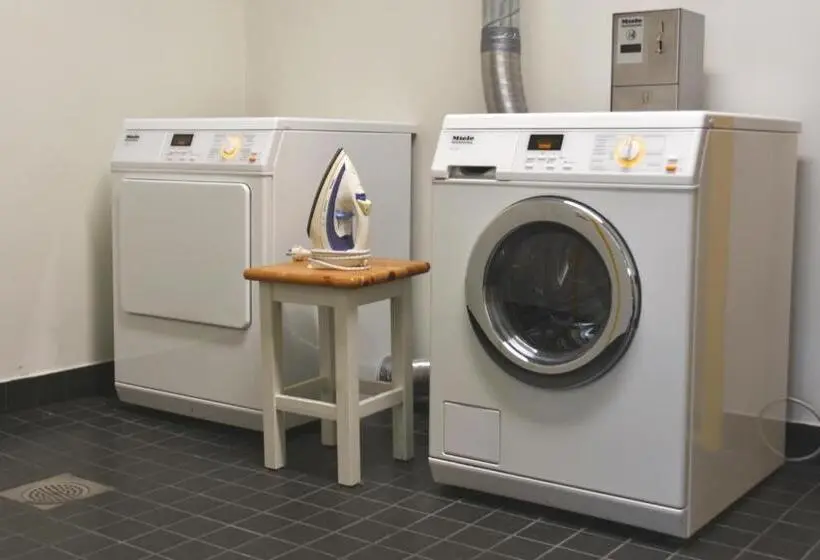 اتاق استاندارد چهارنفره با سرویس بهداشتی مشترک, Saare Automatic Hostel