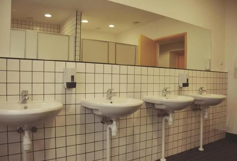 اتاق استاندارد چهارنفره با سرویس بهداشتی مشترک, Saare Automatic Hostel