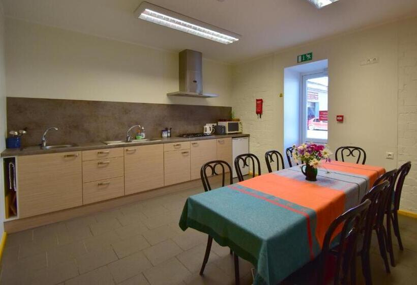 اتاق استاندارد چهارنفره با سرویس بهداشتی مشترک, Saare Automatic Hostel