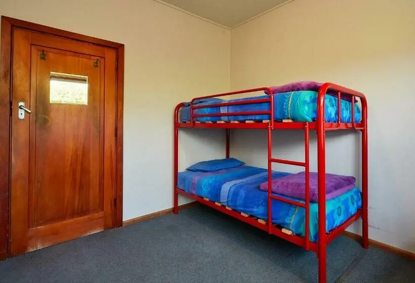 Vuode Makuusalissa, Dolphin Lodge