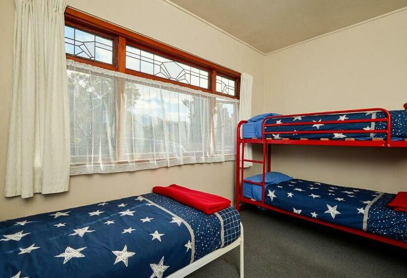 Кровать в Общей Комнате, Dolphin Lodge