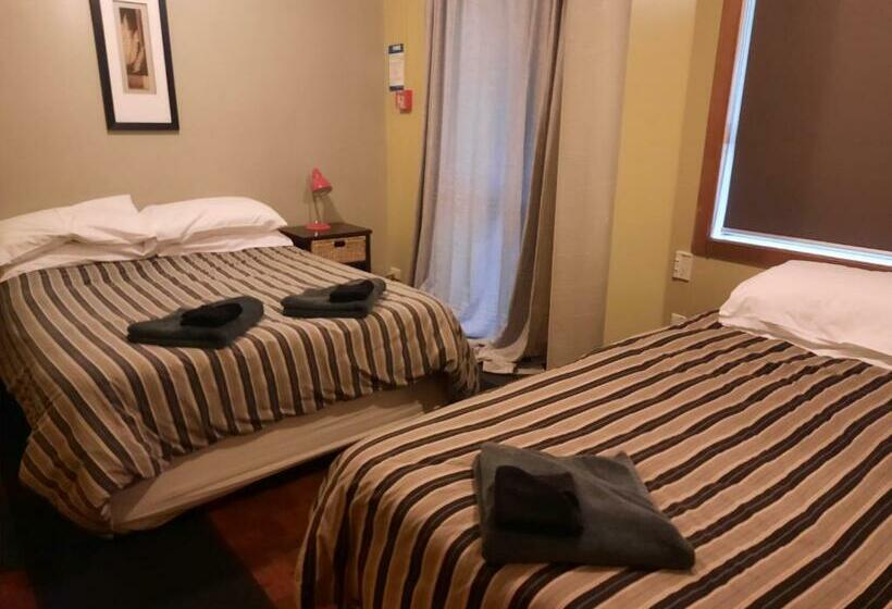 חדר אקונומי לשלושה, Mountain House