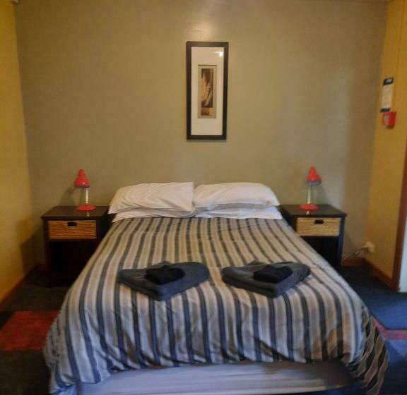 חדר אקונומי לשלושה, Mountain House