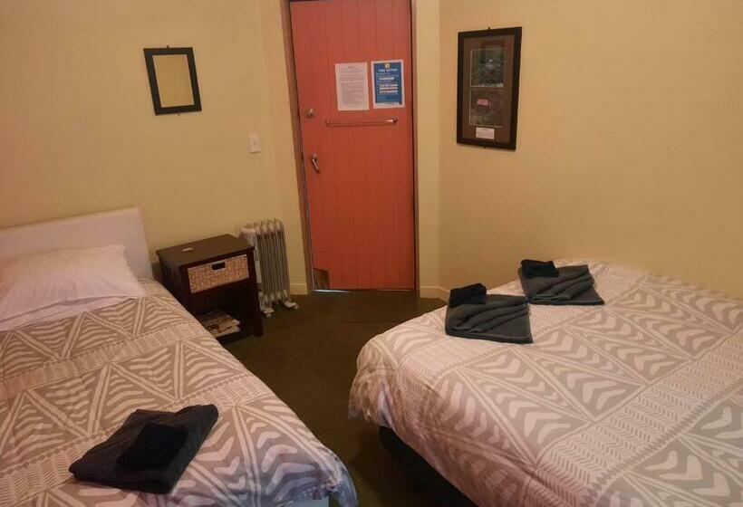 חדר אקונומי לשלושה, Mountain House