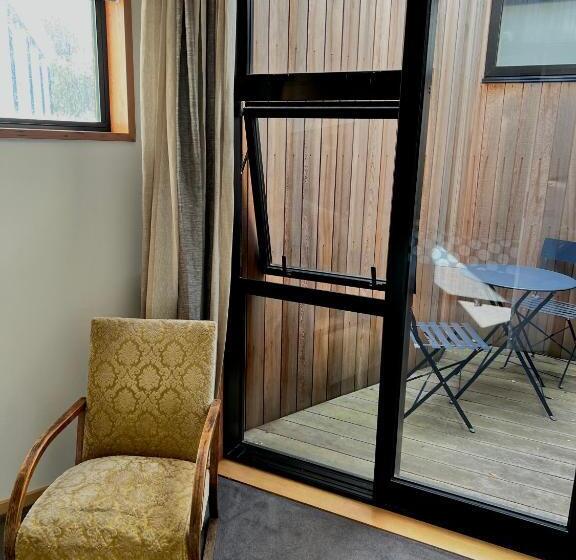 エクゼクティブスイート, On Top Backpackers