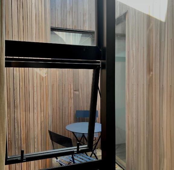 エクゼクティブスイート, On Top Backpackers