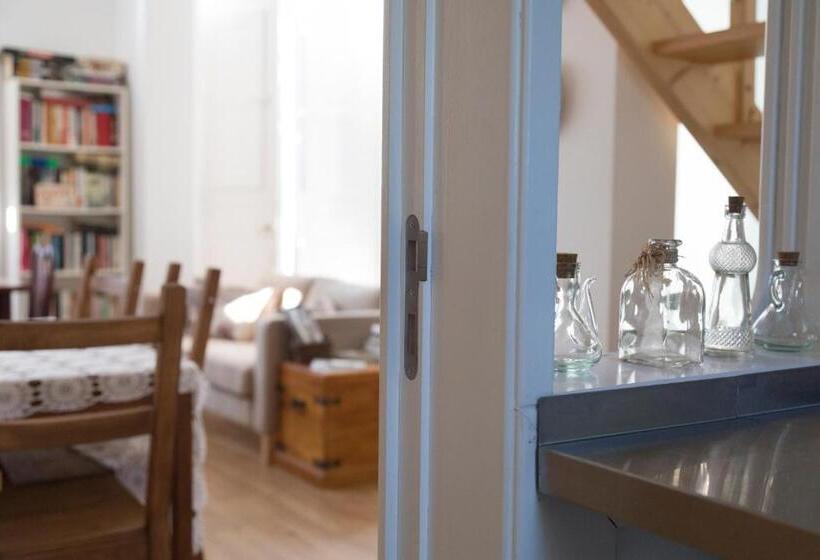 خانه 1 خوابه, Pensão Destino