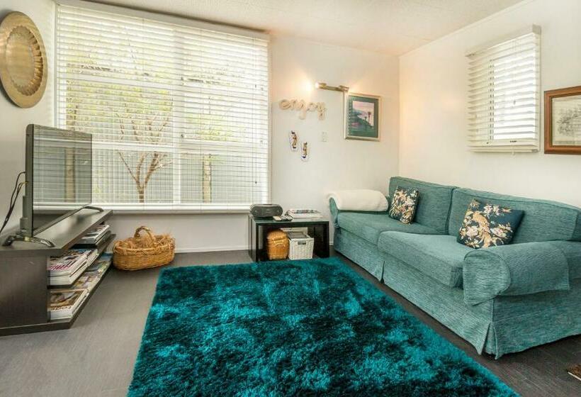 오두막, Annies B And B