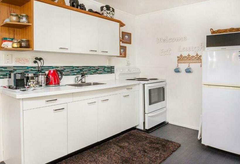 오두막, Annies B And B