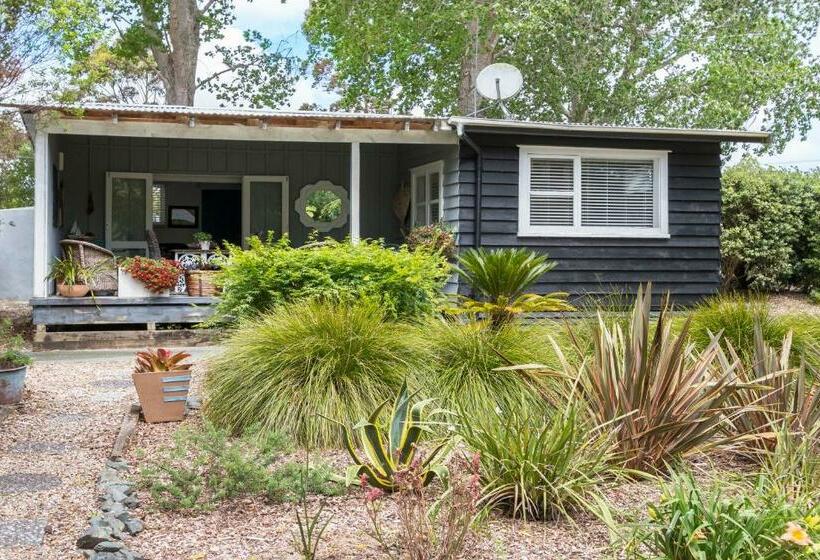 오두막, Annies B And B