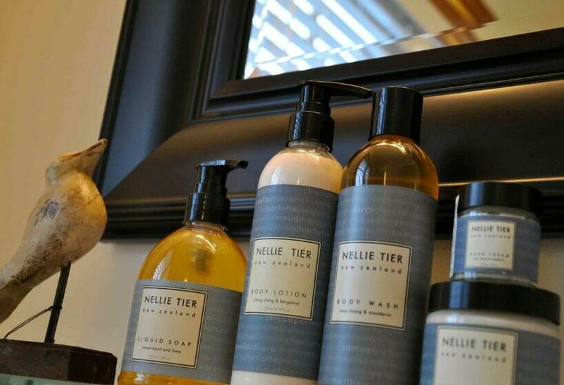 سوییت, Hosking House