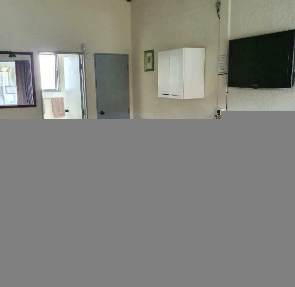 חדר משפחתי, Cortez Motel