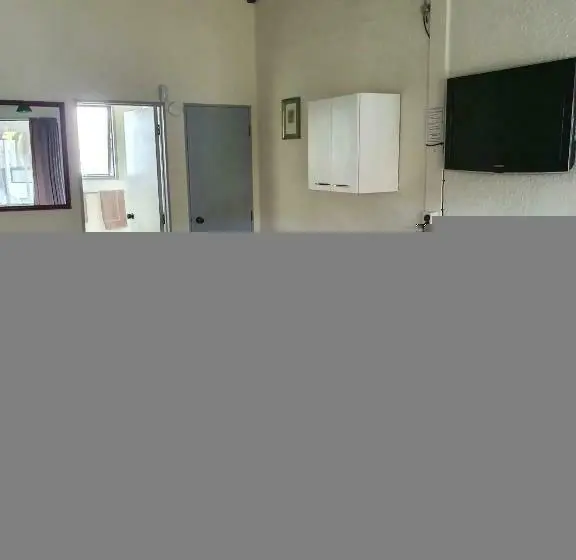 اتاق خانوادگی, Cortez Motel