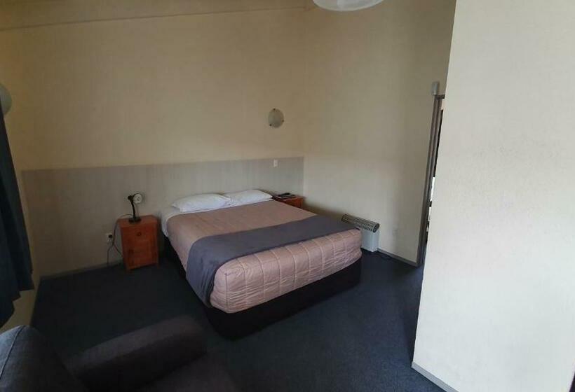 חדר משפחתי, Cortez Motel