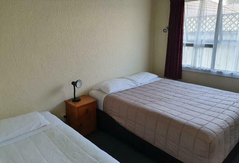 חדר משפחתי, Cortez Motel