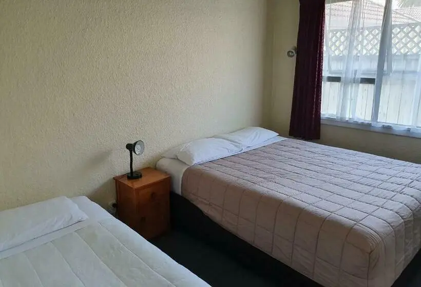 اتاق خانوادگی, Cortez Motel