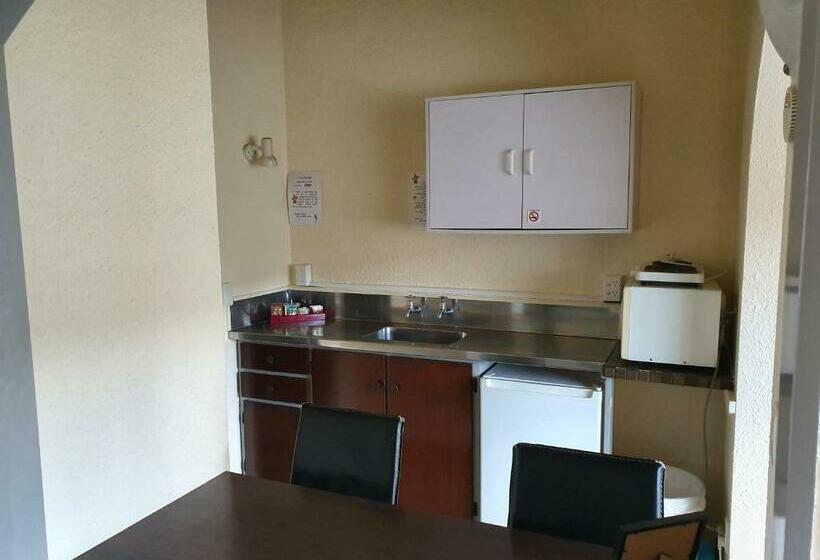 חדר משפחתי, Cortez Motel