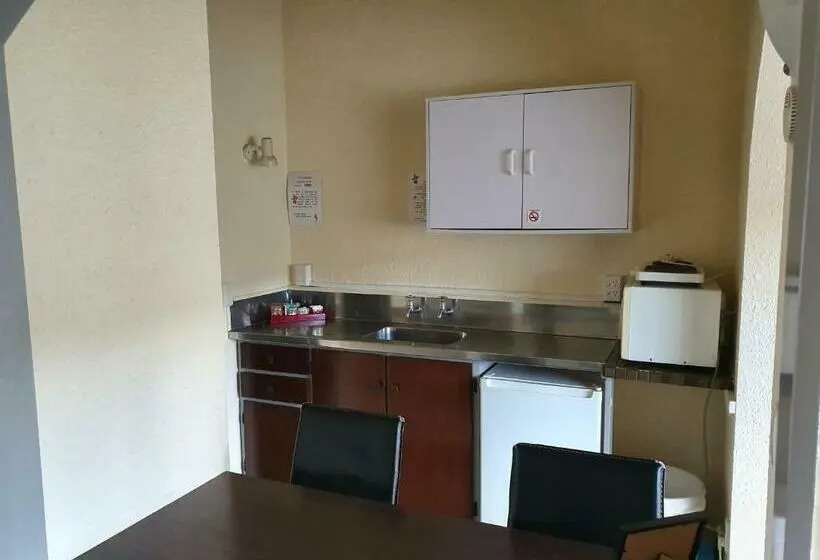 اتاق خانوادگی, Cortez Motel