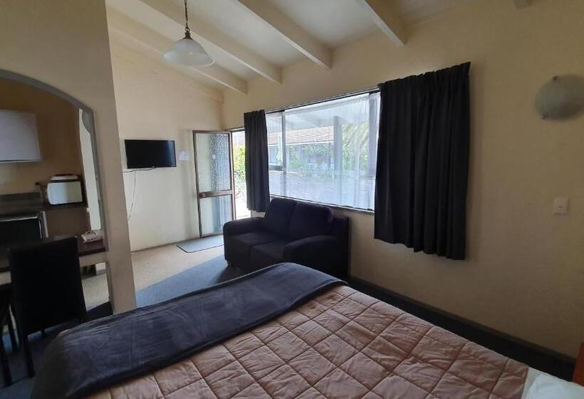 חדר משפחתי, Cortez Motel