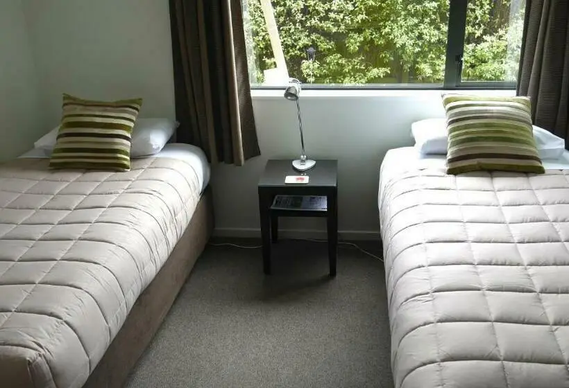 Perhehuone, Darfield Motel