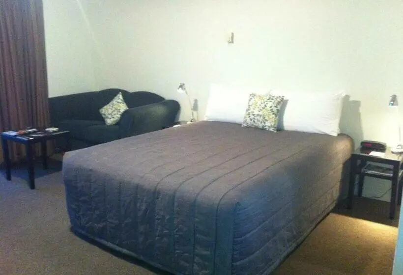 Standard-studio, Darfield Motel