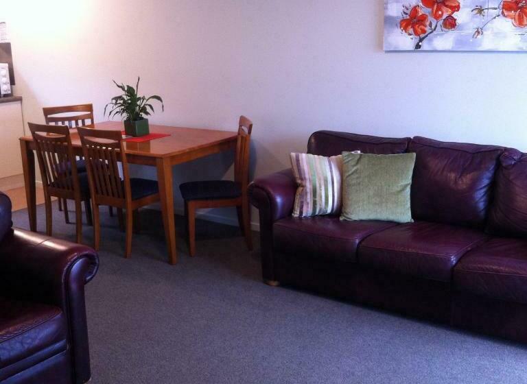 חדר משפחתי, Darfield Motel