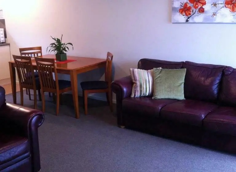 Perhehuone, Darfield Motel