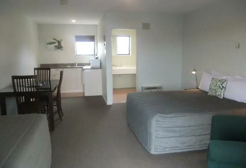 Standard-studio, Darfield Motel