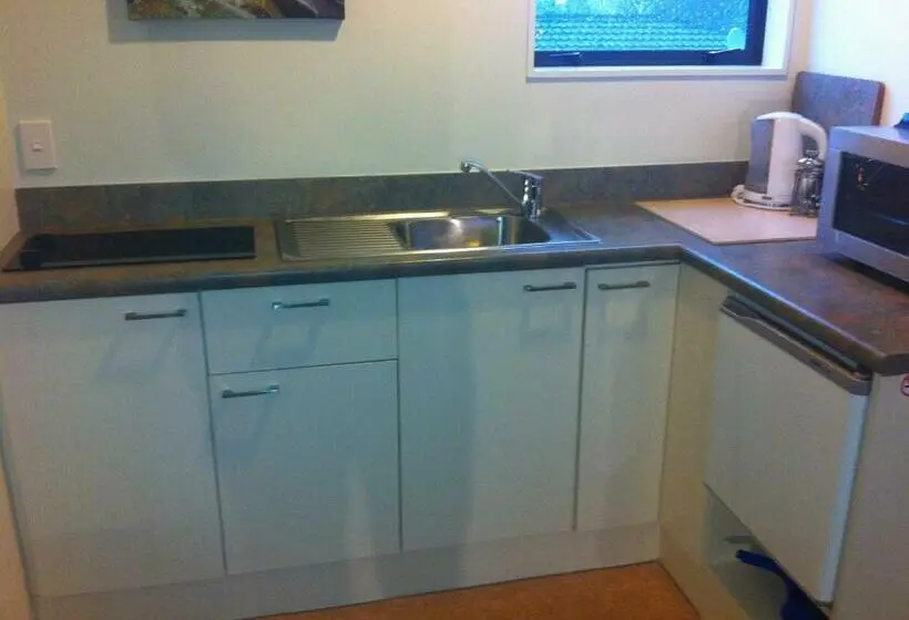 Standard-studio, Darfield Motel