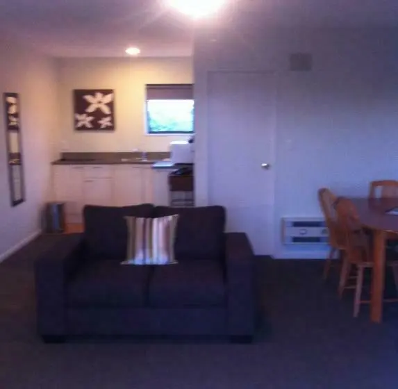 Perhehuone, Darfield Motel