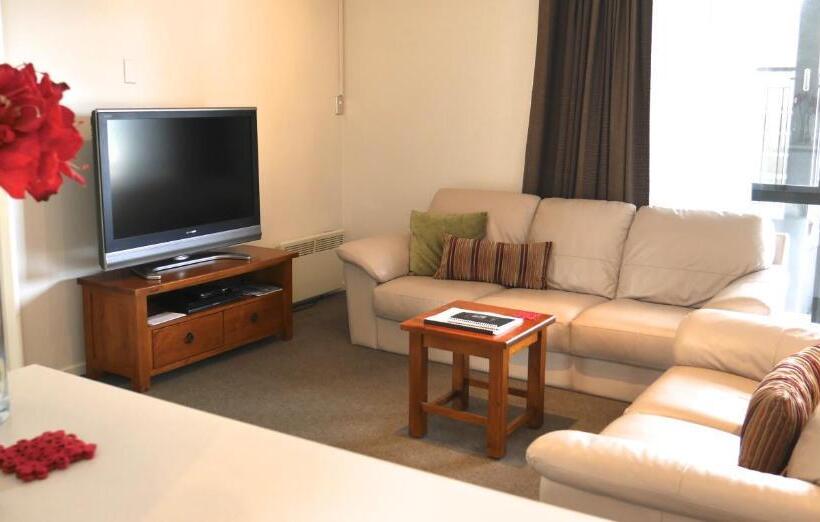 오두막, Darfield Motel